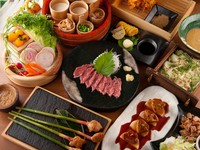 熊本名物の「辛子蓮根」や「霜降り馬刺し」といった郷土料理のほか、『ひとくちコロッケ トリュフタルタル』や『フォアグラ大根』といった【彩蔵】ならではのユニークな創作料理を堪能できます。