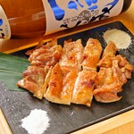 さつま赤鶏のもも肉を一枚豪快に焼き上げました。お好みの塩でどうぞ。