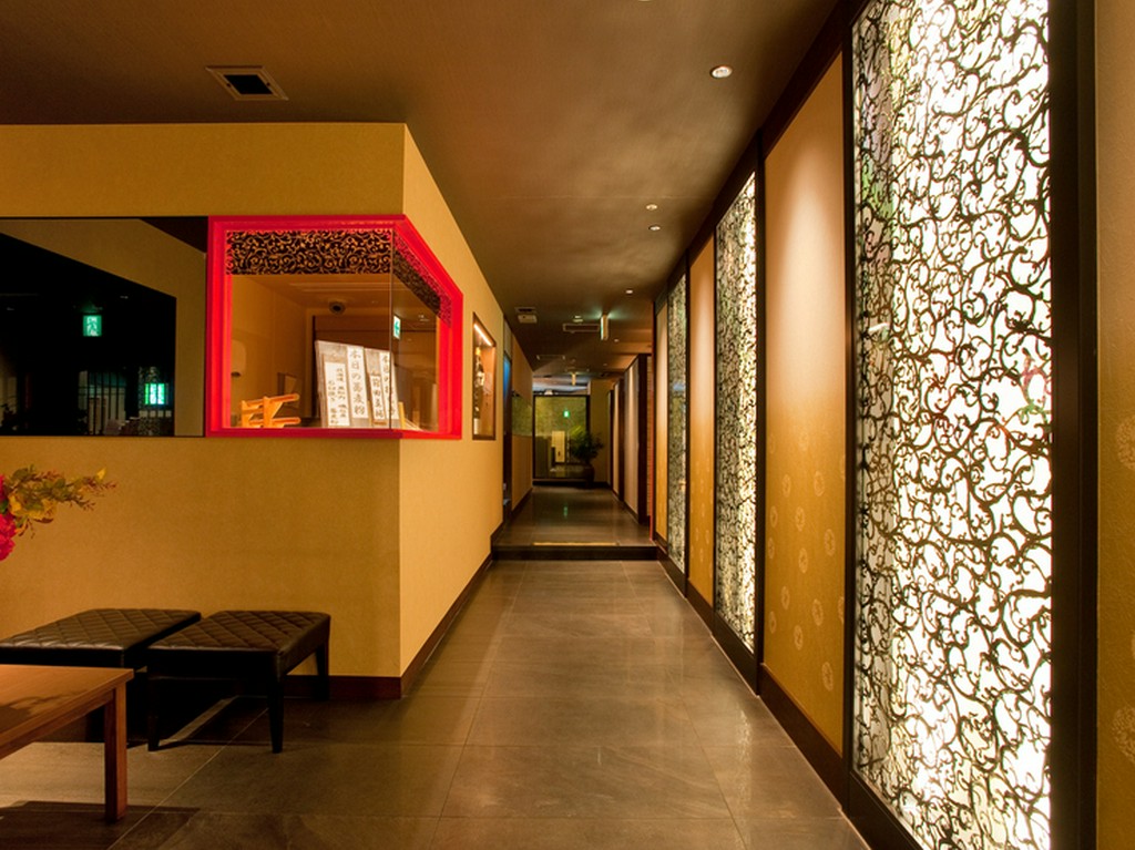 20代後半からシニア層まで、食事とお酒を楽しむ大人達が中心