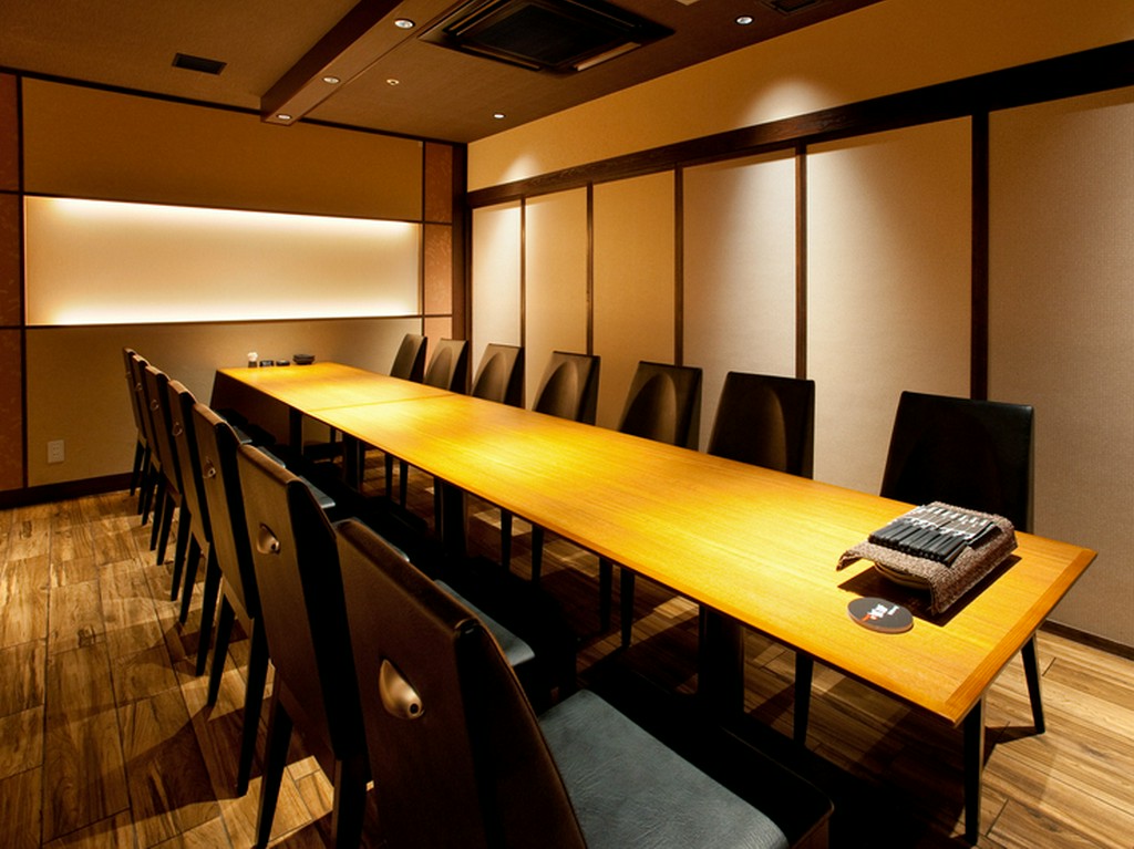 京風情を醸す店内は、全席個室。じっくり料理とお酒を楽しめます