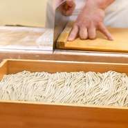 下野氏をはじめ、職人たちが毎朝手打ちする『二八せいろ蕎麦』。蕎麦粉は時期ごとに産地から厳選しており、常に豊かな香りや歯ごたえを楽しめます。〆の逸品としてもオススメです。