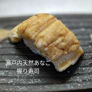 姫路では焼き穴子が主流ですが、【すし一】は蒸し穴子。しゃりと一緒に穴子の美味しさを楽しめます。穴子の煮汁を裏ごししてしょうゆ・みりん・砂糖などで甘辛く調味し、煮詰めた「煮詰め」を塗って食べます。