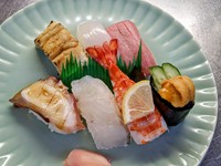 瀬戸内海で獲れた姫路の名産品、天然の鯛、穴子、タコや近海で獲れたイカ、マグロ、ウニ等その日の新鮮なネタを地元のお米を使ったシャリと共に味わえる、国産の食材にこだわり抜いた贅沢なにぎり盛り合わせです。