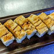 ボリュームのあるご飯と共に、特製のしょうゆをつけていただく『穴子箱寿司』。新鮮な穴子にこだわり、素材本来の味を引き出すことで上品な味わいに仕上がっています。