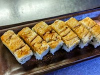 ボリュームのあるご飯と共に、特製のしょうゆをつけていただく『穴子箱寿司』。新鮮な穴子にこだわり、素材本来の味を引き出すことで上品な味わいに仕上がっています。