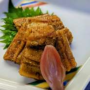 蒸し穴子と焼き穴子のいいとこどり。蒸し穴子をすし一秘伝のたれをつけて焼いたもの。国産穴子本来の味わいを殺さず美味しさだけを引き出した、国産穴子の贅沢な料理を味わえます。