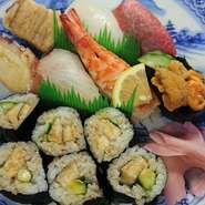 本マグロのトロ瀬戸内海の天然アナゴ瀬戸内の天然の鯛瀬戸内のタコ瀬戸内の海老北海道のウニケンサキイカ細巻きなどこだわりの寿司です。