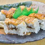 ボリュームのあるご飯と共に、特製のしょうゆをつけていただく『穴子箱寿司』。