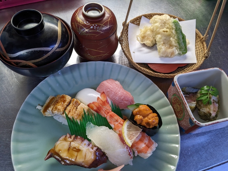 Tadatoki Set: 8,000 yen... Includes "special" ingredients such as wild conger eel