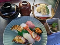 小鉢・お寿司・赤だし・天然アナゴの小天婦羅・茶碗蒸しのセットです。天然の鯛等、色々こだわり有り