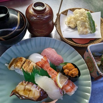 忠刻（ただとき）セット　8,000円…天然アナゴなど「こだわり」有り