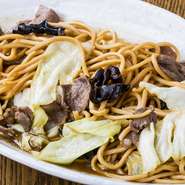 信州・伊那の名物『ローメン』。マトン(豚肉も可)、キャベツ、きくらげ、麺をニンニクをきかせた特製ダレで絡めた、地元のソウルフードです。２玉、３玉も選べます。また、+100円でバターローメンのできます
