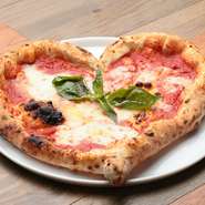 メニューはなんと20種類もあるという自家製ピザ。人気のトマトベースからチーズベースまで色々な具材を楽しめます。生地から手作りのナポリ生地は、外はカリッと、中はふっくらもちもちの食感が堪能できます。
