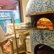 イタリアから直輸入した、大きなピザ窯で焼きたてピッツァを。