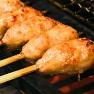 愛知県の「錦爽鶏」を炭火焼で。『名物　つくね』もどうぞ