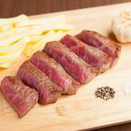 仕入れごとに部位が変わり、シェフが選び抜いた和牛を使用したメニュー。凝縮した肉の旨味を味わえます。