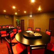 円卓テーブルが並ぶ個室は、シンプルながらも上品な雰囲気。20名までで利用が可能で、会社の仲間や友人同士の宴会に最適です。運ばれてくる料理に期待感の高まる、とっておきのひと時を過ごせます。