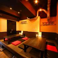 黒色をベースとしたシックな内装が印象的な店内。落ち着いて過ごせる、居心地のよい空間です。シーンによって使い分けられる、座敷テーブル席と円卓テーブル席の個室を完備。思い思いのスタイルで楽しんで。