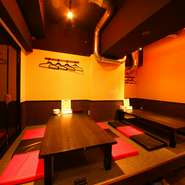 ゆったりと配されたテーブル座敷席は、子ども連れでも安心して利用ができます。辛みを抜いた味付けで注文できるのも、うれしいポイント。繊細な味付けの絶品料理を囲み、なごやかな家族団らんを満喫できます。