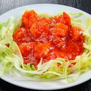 小　790円／おすすめ　エビにソースをたっぷり絡めて、ソースの旨みを味わってください。