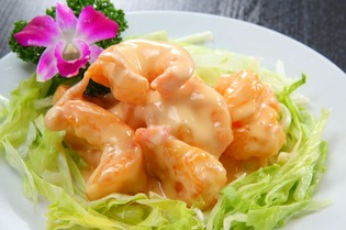 調味料がよく絡み、素材感を楽しめる、大きめの海鮮類