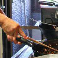 手間暇を惜しまず丁寧に仕上げた料理を、リーズナブルな価格で提供しています。誰もが気軽に立ち寄れるお店であることが理想。お客様が集い、くつろいで過ごせる空間づくりを大切にしています。
