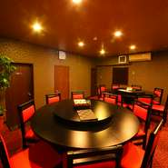 座敷テーブル席と円卓テーブル席の個室を完備。どちらもゆったりと座っていただけるので、各種宴会にぴったりです。友人同士の飲み会はもちろん、大切な人のお誕生日会などにも。楽しいひと時をお過ごしください。