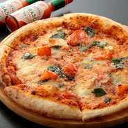 『マルゲリータ』はお店の味が一番わかるといわれる定番ピザ、毎日手打ちしているというピザ生地はもちもち感があり、ミミまでおいしくいただけます。