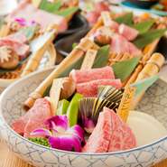 料理長が今までの経験を生かして選りすぐった厳選黒毛和牛が味わえます。全幅の信頼を寄せる数店の仲卸業者から紹介されたものの中から厳選し、自信をもってご案内できるものを皆様へお届けします。