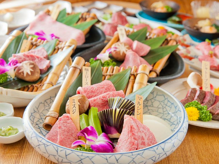 洗練された個室席で料理長が選りすぐった和牛尽くしの料理を堪能