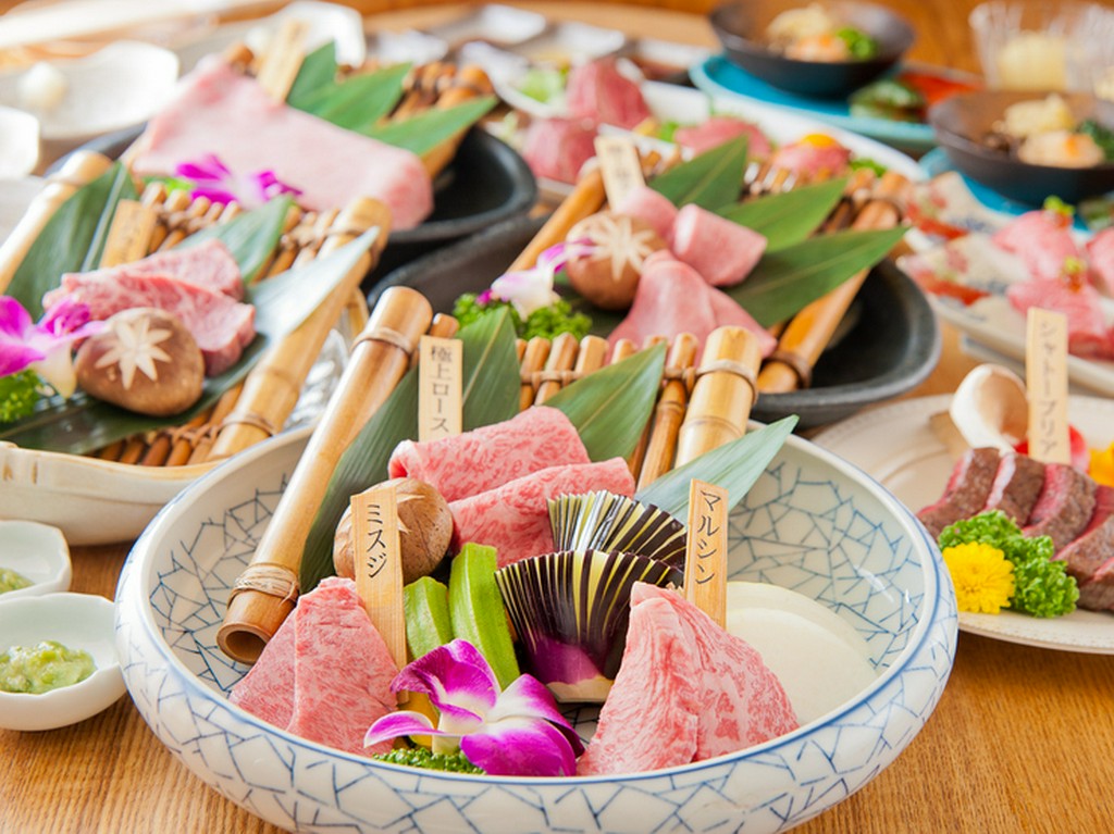 洗練された個室席で料理長が選りすぐった和牛尽くしの料理を堪能