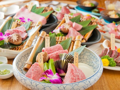 洗練された個室席で料理長が選りすぐった和牛尽くしの料理を堪能