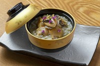 玉子スープ　600円～、わかめスープ　600円、もやしスープ　600円、野菜スープ　700円、わかめ玉子スープ　750円、カルビスープ　1100円、ユッケジャンスープ　1100円、テールスープ　1500円　※写真はカルビスープ