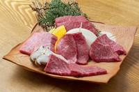 本日の厳選5種盛り（お肉の内容は日替わりです）、塩焼き焼野菜（＋3,600円で5種のお肉を1切れつづ追加できます。）