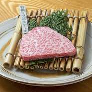 非常に柔らかく、脂肪も多く、「肋骨の背肉」という意味を持つ「リブロース」は、肩ロースとサーロインに挟まれた部位です。