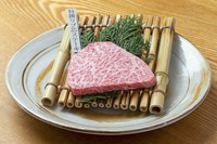 非常に柔らかく、脂肪も多く、「肋骨の背肉」という意味を持つ「リブロース」は、肩ロースとサーロインに挟まれた部位です。