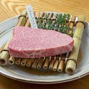 比類なき柔らかさを誇るヘレの最も中心部分です。和牛1頭から1kg位しかお出しできない、究極の美味といえます。