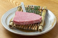 比類なき柔らかさを誇るヘレの最も中心部分です。和牛1頭から1kg位しかお出しできない、究極の美味といえます。