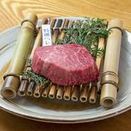 とても柔らかく脂肪が少ないのが特徴の、稀少部位でヘレは焼きすぎないのが美味しく食べるコツです。