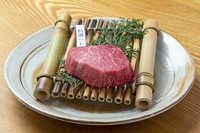 極上のモモ肉をレアで焼き上げました。ニンニク醤油でお召し上がり下さい。