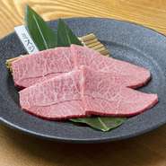 肩甲骨下の部分のお肉で、大きな牛でも1頭からほんの少ししか取れない、希少な肉で、腕の部位では1番霜降りの入る部分です。