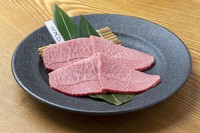 肩甲骨下の部分のお肉で、大きな牛でも1頭からほんの少ししか取れない、希少な肉で、腕の部位では1番霜降りの入る部分です。