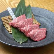 牛モモ肉でマル・シンタマなどといい、肉質はきめ細かく、柔らかく脂少なめの赤身で味は濃厚。