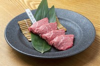 牛モモ肉でマル・シンタマなどといい、肉質はきめ細かく、柔らかく脂少なめの赤身で味は濃厚。