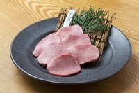 僅かなタンの芯の部分を使用。