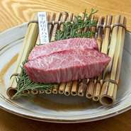 極上ハラミの中でも数％しか取れないコブの部分を厚切りカット。