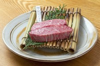 極上ハラミの中でも数%しか取れないコブの部分を厚切りカット。