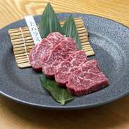 横隔膜からぶら下がった部位で赤身肉に似た旨味。