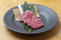 横隔膜からぶら下がった部位で赤身肉に似た旨味。