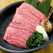 牛のホホ肉でよく動かす部分なので味は濃厚です。